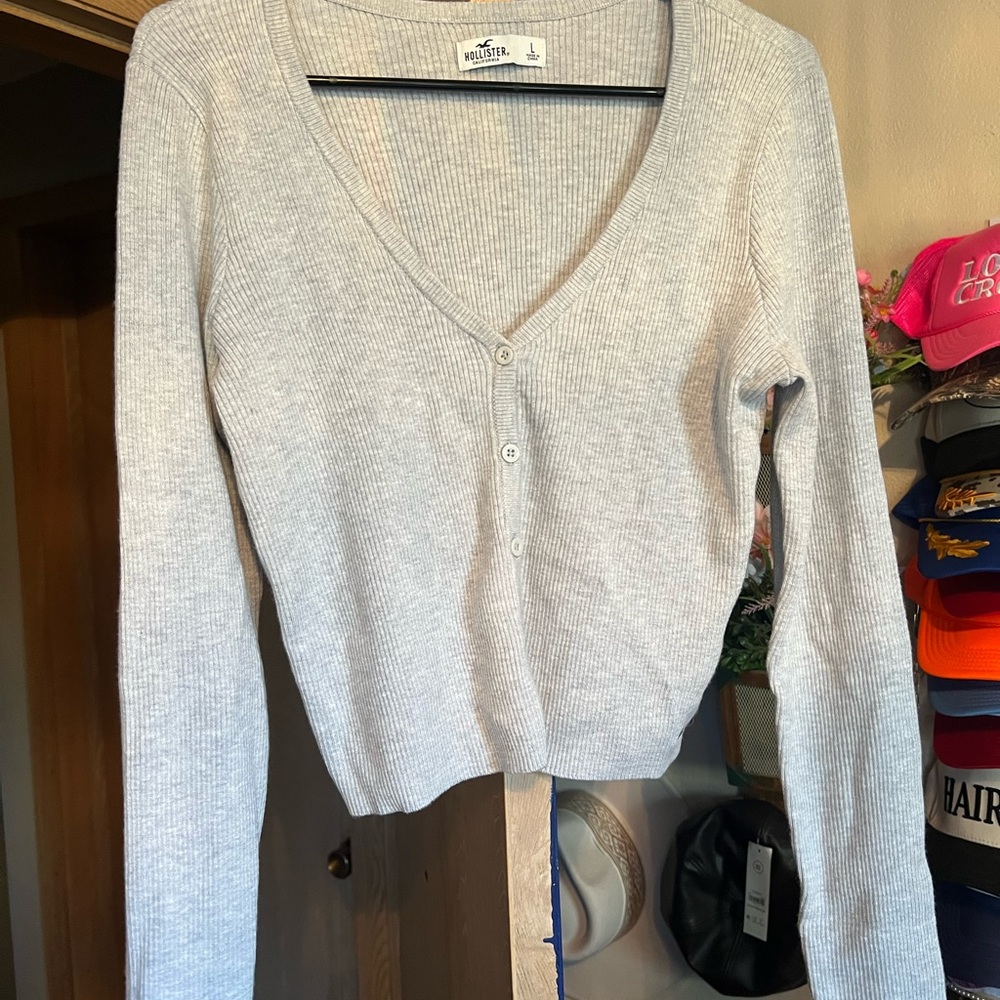 Hollister Women's Light Gray V-Neck Sweater